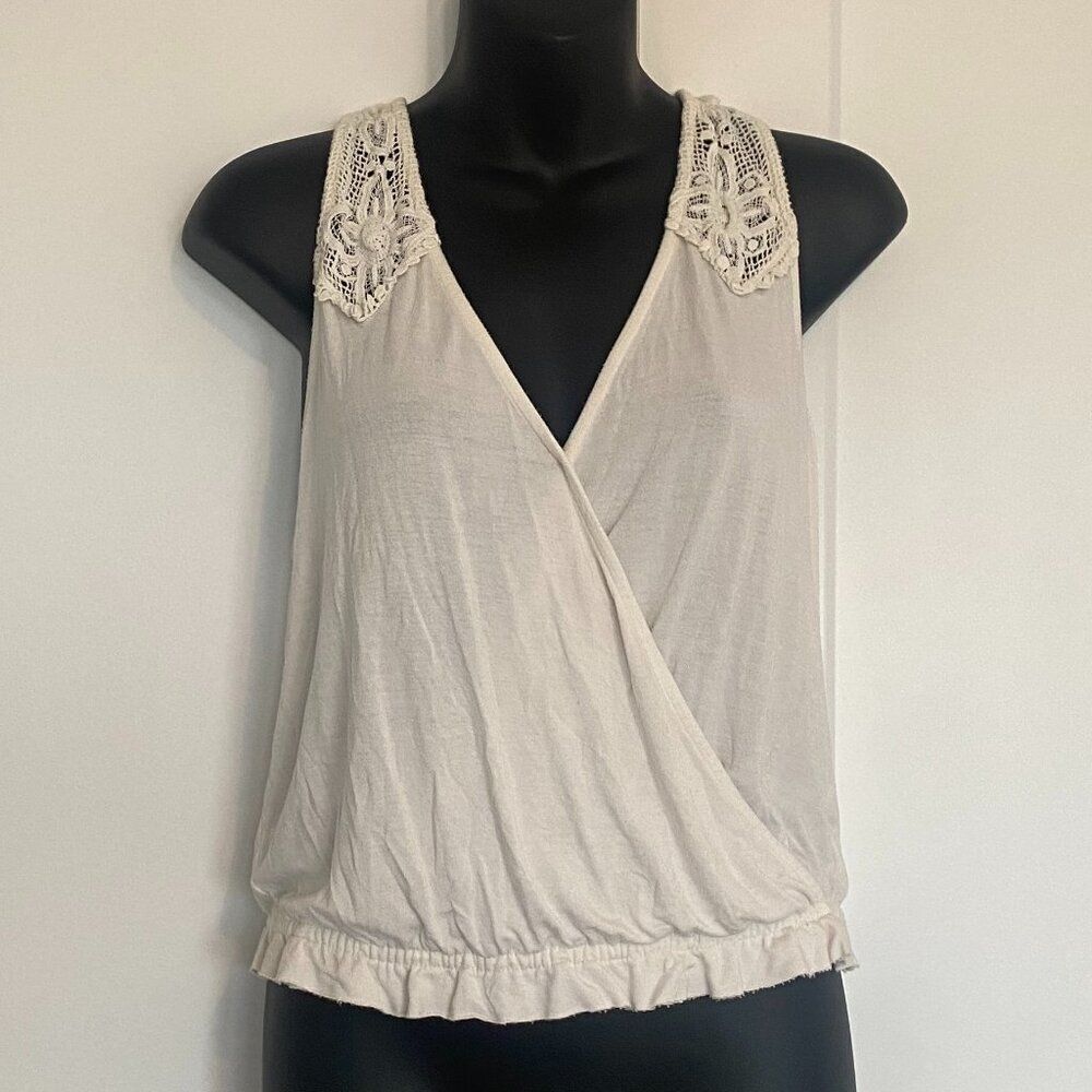 American Eagle Outfitters White Eyelet V-Neck Tie-Back Top‎ Size Small